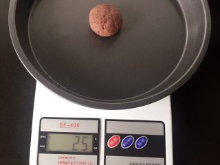 6、广式豆沙月饼,分成25克一个的馅儿