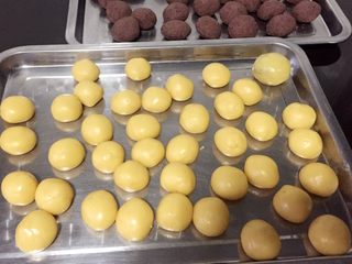 8、广式豆沙月饼,把醒好的面团分成20克一个的小圆球