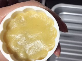 11、广式豆沙月饼,然后把包好馅的圆球放入模具中，压实