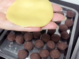 9、广式豆沙月饼,如上图，把小圆球按成圆片