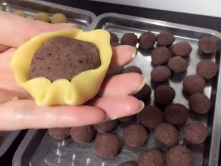 10、广式豆沙月饼,如上图，放上豆沙馅，轻轻的收口，然后入掌心揉成圆形