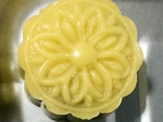 12、广式豆沙月饼,倒扣在烤盘上，轻轻的压，然后脱模。