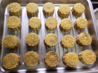 13、广式豆沙月饼,依法做好，整齐的摆放在烤盘里（烤盘上可放油纸，可刷一层薄薄的油）