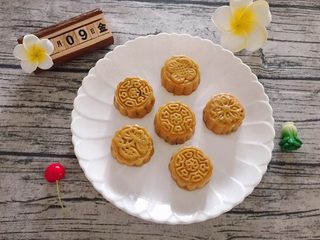 16、广式豆沙月饼,简单好吃的豆沙月饼，慢慢的享用吧。