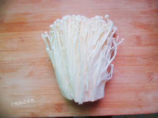 1、孜然黄金金针菇,新鲜金针菇一把