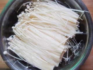 3、孜然黄金金针菇, 一颗分几小半用水冲洗 然后用手把水尽量挤干