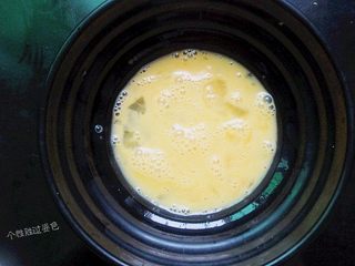 4、孜然黄金金针菇,碗里打入3个鸡蛋打成蛋液
