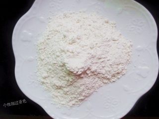 5、孜然黄金金针菇,普通面粉适量，放入平盘里，这样方便一会挂芡