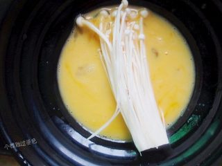 6、孜然黄金金针菇,把洗好的金针菇都撕成薄薄的一小片 分次放进鸡蛋液里， 反正面尽量都裹上