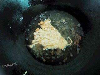 10、孜然黄金金针菇,转小火炸至金针菇两面金黄色即可捞出沥干油