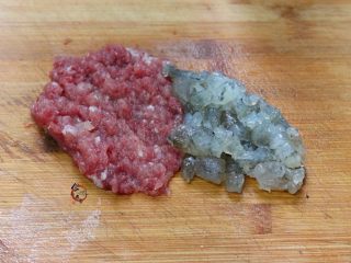 2、晶莹剔透又鲜又爽的水晶虾饺,鲜肉洗净剁碎，取一部分虾仁剁碎