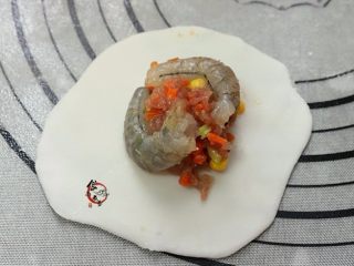 12、晶莹剔透又鲜又爽的水晶虾饺,面皮中放入腌制好的馅料
