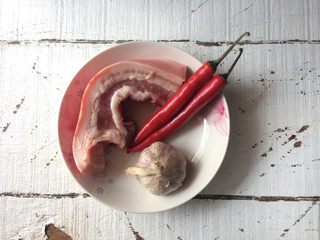 1、农家小煲笋,五花肉及其材料准备好，可以根据自己喜好或多肉或加辣