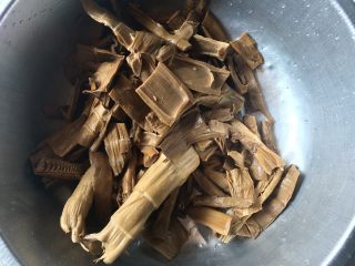 2、农家小煲笋,笋干提前泡发并清洗干净，切成需要的小段或片