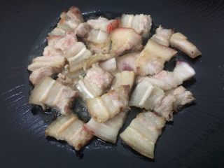 3、农家小煲笋,五花肉在锅中煸出油来，由于笋特别吸油所以不要舍不得下。