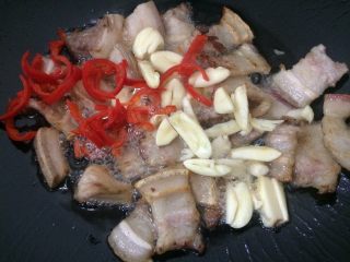 4、农家小煲笋,煸的差不多就放入蒜头与辣椒丝翻炒出香味