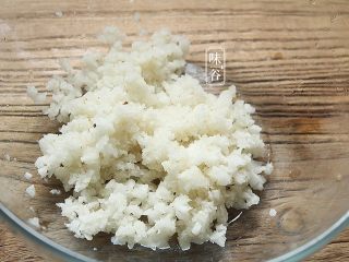 3、苦夏时的清爽下饭菜~酿苦瓜,马蹄去皮后剁碎;