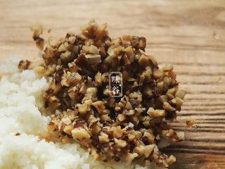 4、苦夏时的清爽下饭菜~酿苦瓜,香菇剪去根蒂后剁碎放入盆内;