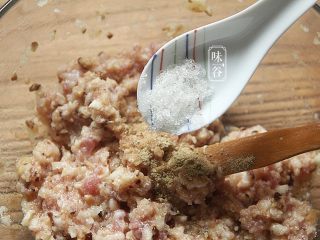 9、苦夏时的清爽下饭菜~酿苦瓜,放入糖;