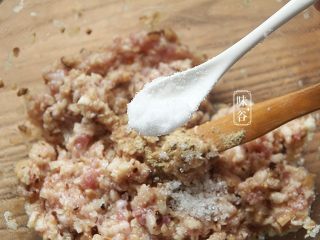 10、苦夏时的清爽下饭菜~酿苦瓜,放入盐;