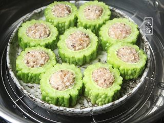 13、苦夏时的清爽下饭菜~酿苦瓜,把馅料酿进苦瓜里面, 冷水入锅，隔水蒸30分钟;