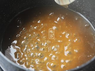 15、苦夏时的清爽下饭菜~酿苦瓜,另外取一口锅，倒入适量水，倒入淀粉水勾芡;