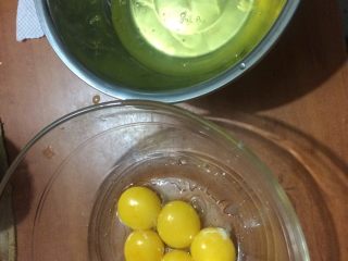 2、电饭煲蛋糕家庭做法,将蛋黄和蛋清进行分离，两个盛放容器要保证无水。