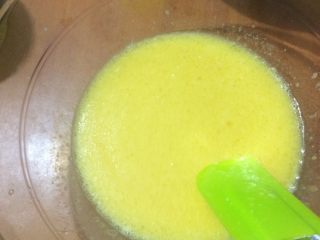 3、电饭煲蛋糕家庭做法,蛋黄液搅拌均匀，加入20g白糖搅拌至糖完全融化。然后依次加入牛奶和食用油，每加入一种材料就搅拌均匀一次，最后要保证无浮油，搅拌均匀