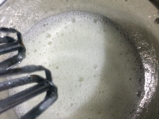 5、电饭煲蛋糕家庭做法,用打蛋器1-2档搅拌蛋清，至图中所示状态加入10g糖继续搅拌