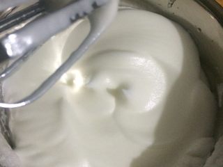 8、电饭煲蛋糕家庭做法,搅拌至如图奶油状即可，此时蛋清液可随意塑形