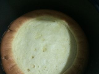 11、电饭煲蛋糕家庭做法,将蛋液加入电饭煲中加热，选择蛋糕档。若电饭煲没有蛋糕功能，可百度搜索一下此步方法。可将筷子插入蛋糕中查看是否熟了，插入筷子拔出时没有粘物则蛋糕已熟透。