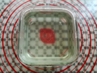 7、红糖冰凉粉,凉粉倒入耐高温的玻璃碗里放凉转入冰箱冷藏数小时