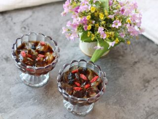 12、红糖冰凉粉,还可以加入一些葡萄干或者枸杞之类