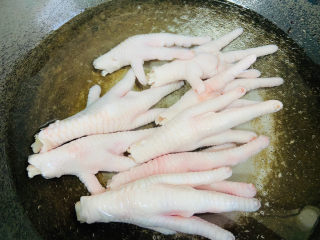 5、香辣卤鸡爪,锅中加入清水放入鸡爪