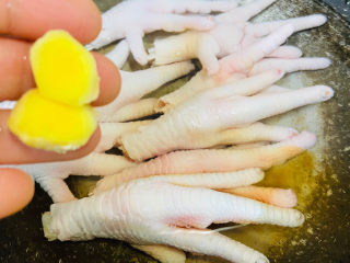 7、香辣卤鸡爪,放入姜片