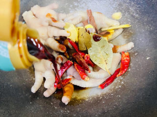 14、香辣卤鸡爪,烹入一勺老抽