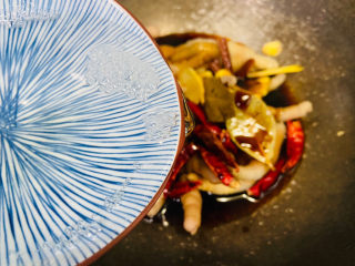 17、香辣卤鸡爪,倒入清水莫过食材即可