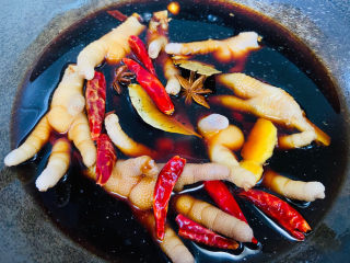 18、香辣卤鸡爪,大火烧开五分钟转小火焖煮二十分钟