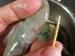 1、干锅南美对虾,白虾洗净剪须抽肠。