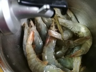 2、干锅南美对虾,处理好的白虾用适量料酒腌制半小时待用。