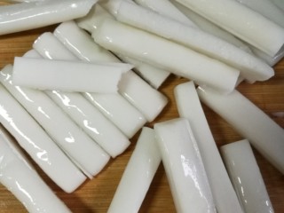 3、干锅南美对虾,火锅年糕条一切二。