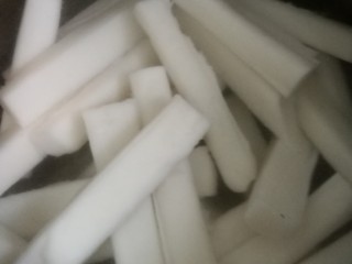 4、干锅南美对虾,把年糕在沸水里过下后捞出。