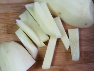 5、干锅南美对虾,土豆一个去皮后切成条块。