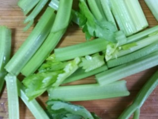 6、干锅南美对虾,芹菜两小棵洗净切段待用。