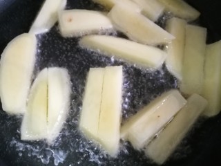 7、干锅南美对虾,锅里油热后下土豆条炸到微黄捞出。