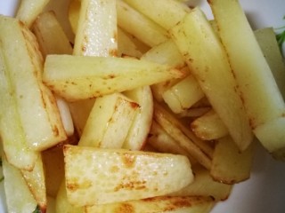 8、干锅南美对虾,炸好的土豆条待用。