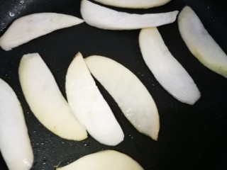 10、干锅南美对虾,切片后的杏鲍菇用炸土豆的余油两面煎一下。