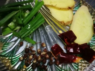 11、干锅南美对虾,准备葱姜干红辣椒,花椒大约20粒左右。