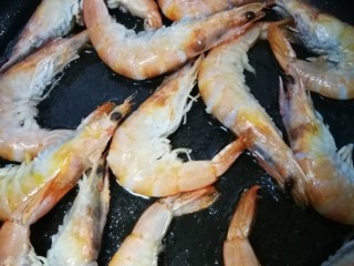 12、干锅南美对虾,油锅热后,下白虾煎炸两面变红后捞出。