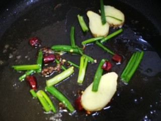 13、干锅南美对虾,余油下葱段姜片干辣椒花椒煸香。